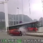 【中国人】運転手と乗客が喧嘩して川へ転落15名が死亡か行方不明