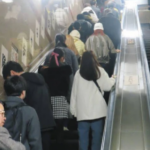 【画像】「エスカレーター歩行」→名古屋市が歩行9割減に成功。名古屋をモデルに全国で導入へ
