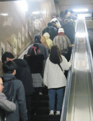 【画像】「エスカレーター歩行」→名古屋市が歩行9割減に成功。名古屋をモデルに全国で導入へ