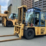 【ヨシ】フォークリフトに大量の枝を積み無免許運転、前方を歩く人が手で枝を抑えながら運ぶ