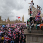 極右の反移民デモ(100万人レベルの規模)、警官隊と衝突、とCNN。英首都ロンドンにて