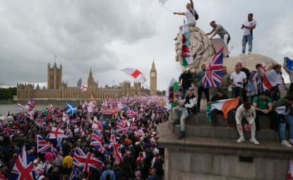 極右の反移民デモ(100万人レベルの規模)、警官隊と衝突、とCNN。英首都ロンドンにて