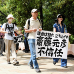 【兵庫】斎藤知事の辞職求めるデモ行進　有志らSNSで呼びかけ、県庁周辺で……約500人（主催者発表）がプラカードを持って歩く