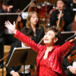 加藤登紀子さんが故郷の中華人民共和国黒竜江省ハルビン市でコンサートを開催