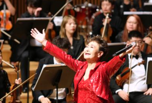 加藤登紀子さんが故郷の中華人民共和国黒竜江省ハルビン市でコンサートを開催