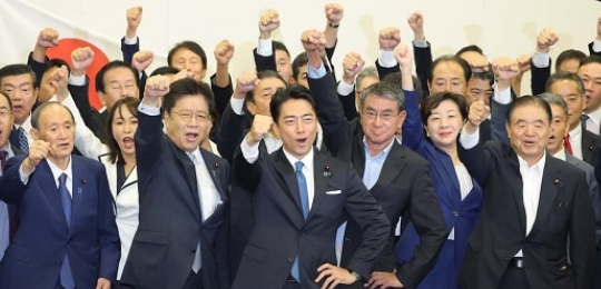 【これは恥ずかしい】投開票を控えた3日夜、東京・赤坂の衆院議員宿舎の一室。勝利を確信していた小泉氏の陣営メンバーによる「祝勝会」が開かれていた