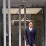 【動画】リチャードの釈放謝罪、自動ドアが閉まったり閉まったり開いたり閉まったり開いたりする