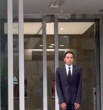 【動画】リチャードの釈放謝罪、自動ドアが閉まったり閉まったり開いたり閉まったり開いたりする