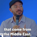 【移民問題】元イス〇ム過激派の男性『過激派は西側に移住し、西側が与える自由を濫用し、社会を征服しようとする。彼らは同化のためでなく、支配のため移住するのだ。路上での集団礼拝は力の誇示だ