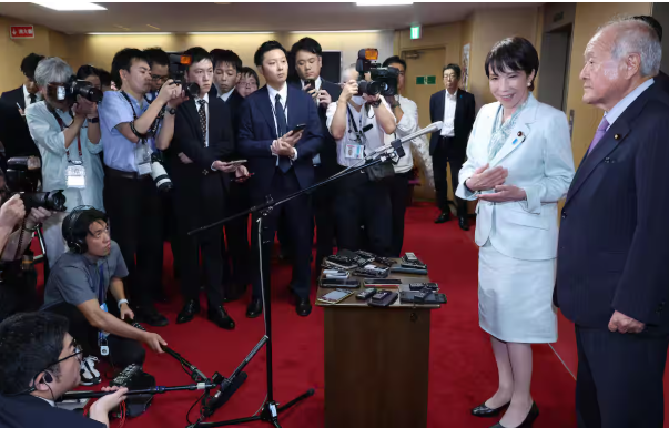 【自民・高市早苗総裁の取材待機中の報道陣の声が生配信で拡散】「支持率下げてやる」　「支持率が下がるような写真しか出さねーぞ」 「靖国は譲れません」 「イヤホン付けて麻生さんから指示聞いたりして」