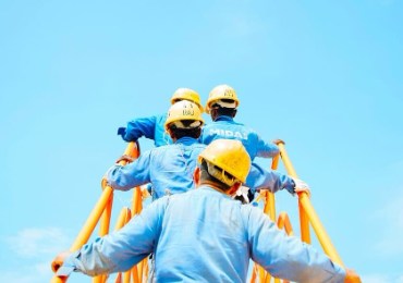 【Artificia lintelligence】ホワイトカラーの62%が「ブルーカラーに転職」を検討 😺👉…