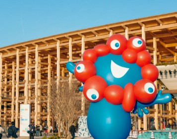 【大阪万博の黒字の正体って何？】会場建設費 → 2350億円、インフラ整備費 → 8390億円　合計 → 1兆円超え。しかもそのうち、税金3000億円規模投入を計算に入れていない