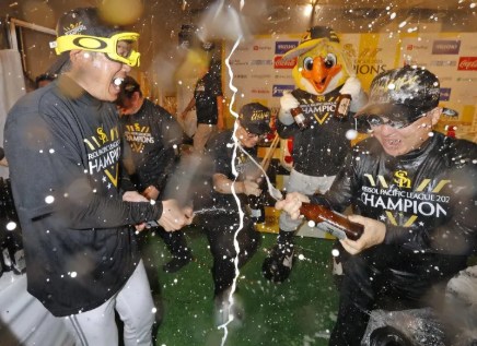 【悲報】「助けて！ビールかけができないの！(；ω；)」