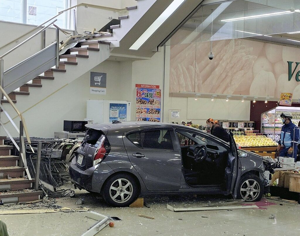 【北海道】スーパー１階に屋上駐車場から乗用車落下、階段を伝って転落　７４歳男性がブレーキとアクセル踏み間違えか…釧路市