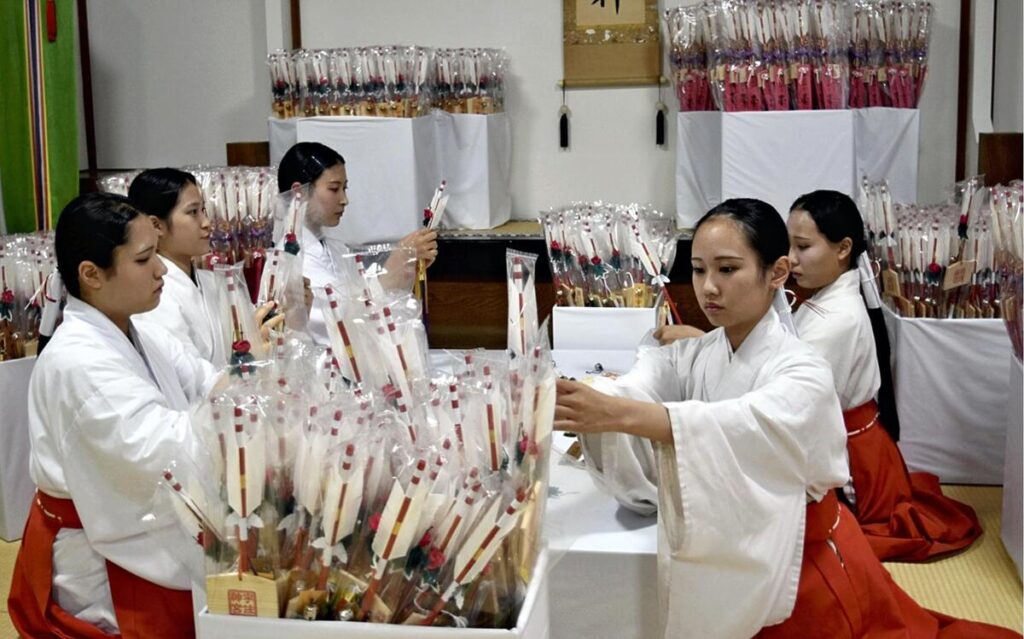 【USA】宇佐神宮で初詣に向け破魔矢の準備…巫女「来年は明るく馬のように勢いよく進んでいけたら」