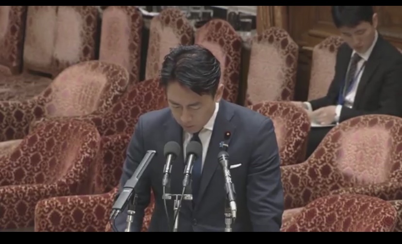 【画像】小泉防衛大臣の頭皮、存立危機に認定