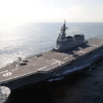 【自衛隊】空母のような護衛艦に「陸自最強の攻撃ヘリ」が舞い降りた！ 艦内の巨大なエレベーターで移動する様子も公開　ひゅうが