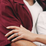 【タイ】双子の兄弟と同時交際する24歳女性に賛否?家族公認で3人同棲、妊娠した場合の考えも明かす