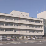 警察署の駐車場に侵入しパトカーの窓ガラス割る　24歳男を現行犯逮捕　寝屋川