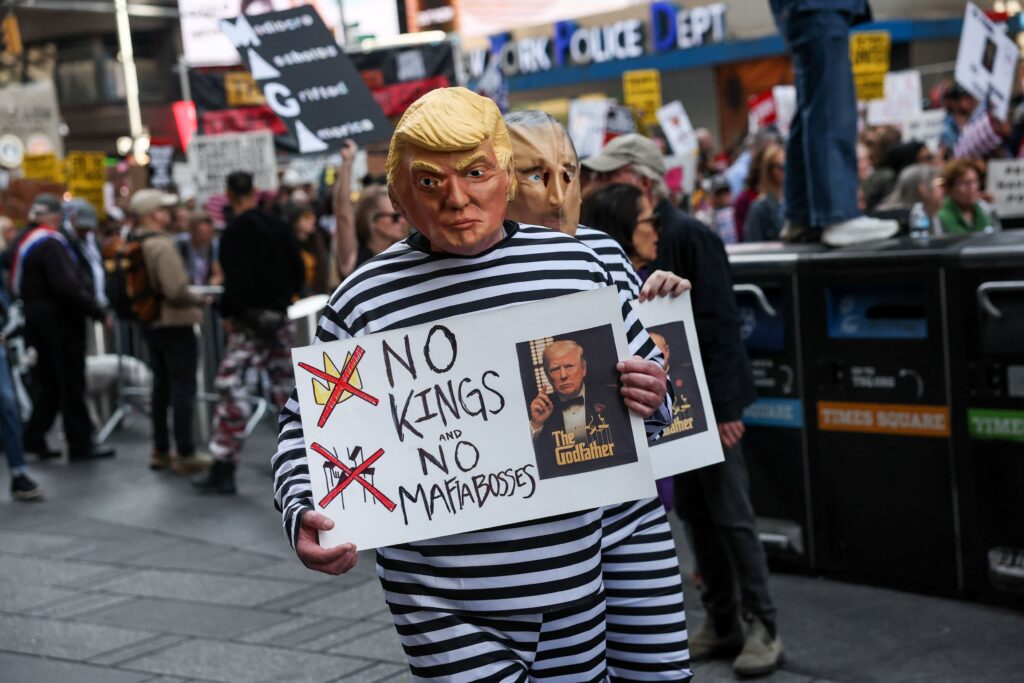 【反トランプデモ】米2600カ所「NO　KINGS」最大規模か