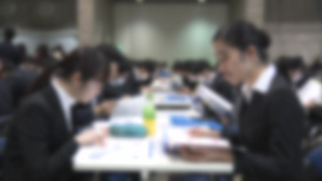 【厚労省調査】大学新卒者の3年以内離職率は33.8％　飲食サービス業などでは半数以上が離職