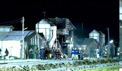 ニワトリ3000羽が焼け死ぬ…養鶏場が燃えて飼育されていた6000羽のうち半分が犠牲に…内部に暖房器具