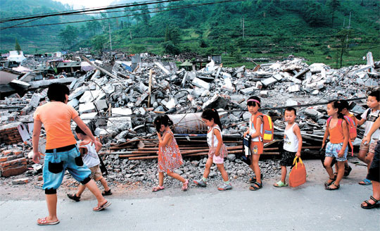 【社会】中国大地震の現場で素手で地面を4時間掘って救助した少女が…17年後、結婚相手に