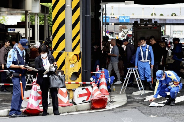 タクシーが歩道乗り上げ4人はねる　上野駅前の交差点