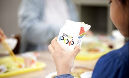 【給食】いまや学校給食の牛乳の4割が「パックから直飲み」の時代に　“ストローなし”が進んだきっかけとは？