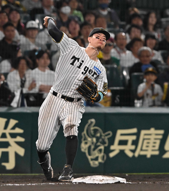 【野球】ゴールデン・グラブ賞　セ三塁部門「該当者なし」41票…　SNSで波紋「納得いかん」「今年は佐藤輝で文句なしやと」