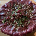 【画像】女さん「レアステーキ丼うまー」→食中毒になる