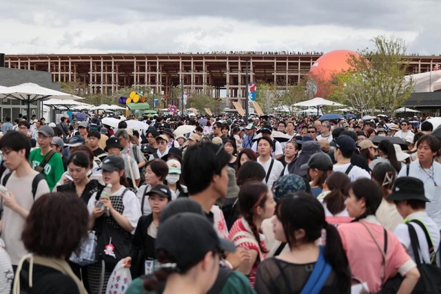 5時間待ちのパビリオン、すし詰めで泣き出す子ども、怒号も響き　大阪・関西万博「駆け込み」大混雑でカオス
