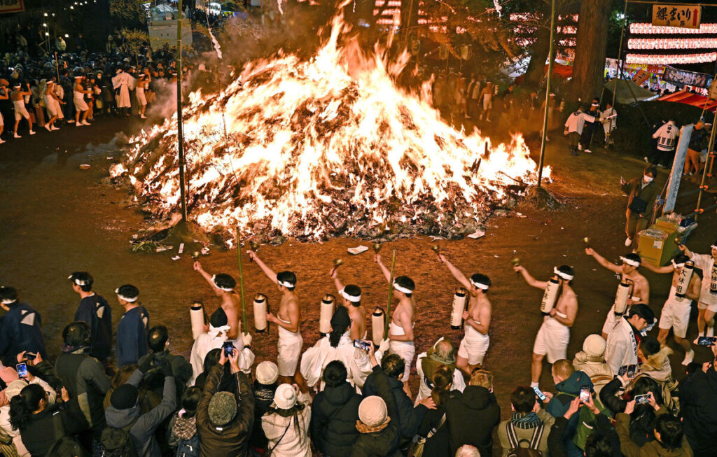 大崎八幡宮で伝統行事「どんと祭」高さ5メートル正月飾りの山が「御神火」に－仙台