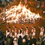 大崎八幡宮で伝統行事「どんと祭」高さ5メートル正月飾りの山が「御神火」に－仙台