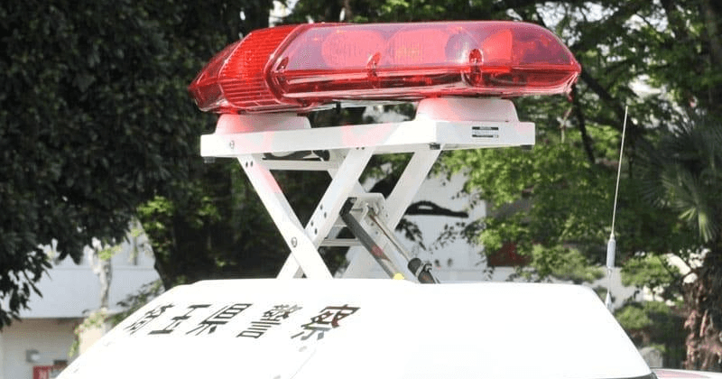 男性死亡…岩壁から落ちたか　高さ50メートル、体は木に引っかかった状態　男性が帰宅せず、女性が警察に連絡…スマホのアプリ位置情報をもとに捜索していた　日帰り登山に出かけていた男性は会社員36歳