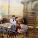 50代までに捨てておくべき「老後のお金を食い潰すもの8選」