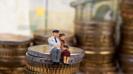 50代までに捨てておくべき「老後のお金を食い潰すもの8選」