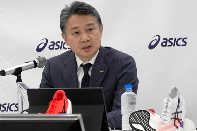 全従業員にボーナス50万円のアシックス　「人への投資」定着するか