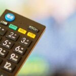 57歳男、同居する内縁の妻にリモコンを投げつけた容疑で逮捕　容疑者「投げつけてしまったのでしょう」