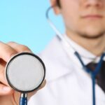 医師の高畠太士さん(45)女子中学生に自由診療