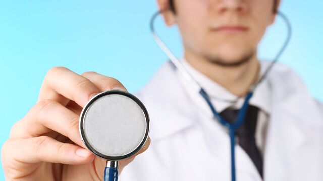 医師の高畠太士さん(45)女子中学生に自由診療