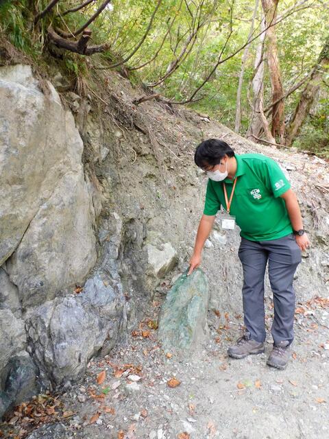 糸魚川市の希少鉱物で天然記念物「コスモクロア輝石」が盗掘被害、一部が削られる