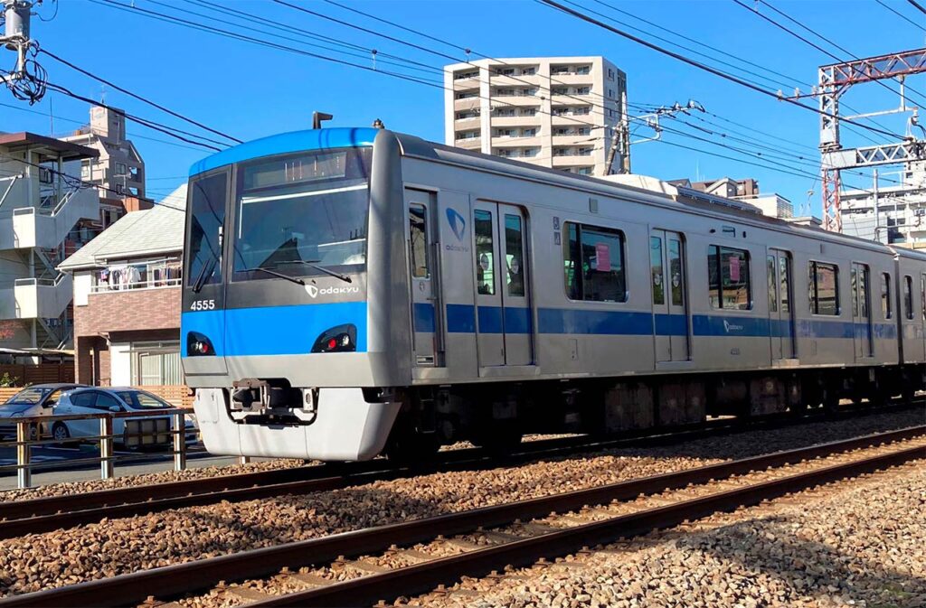 【神奈川】「びびっているんじゃねーよ」…小田急線の駅のドア、蹴り壊した疑いで逮捕