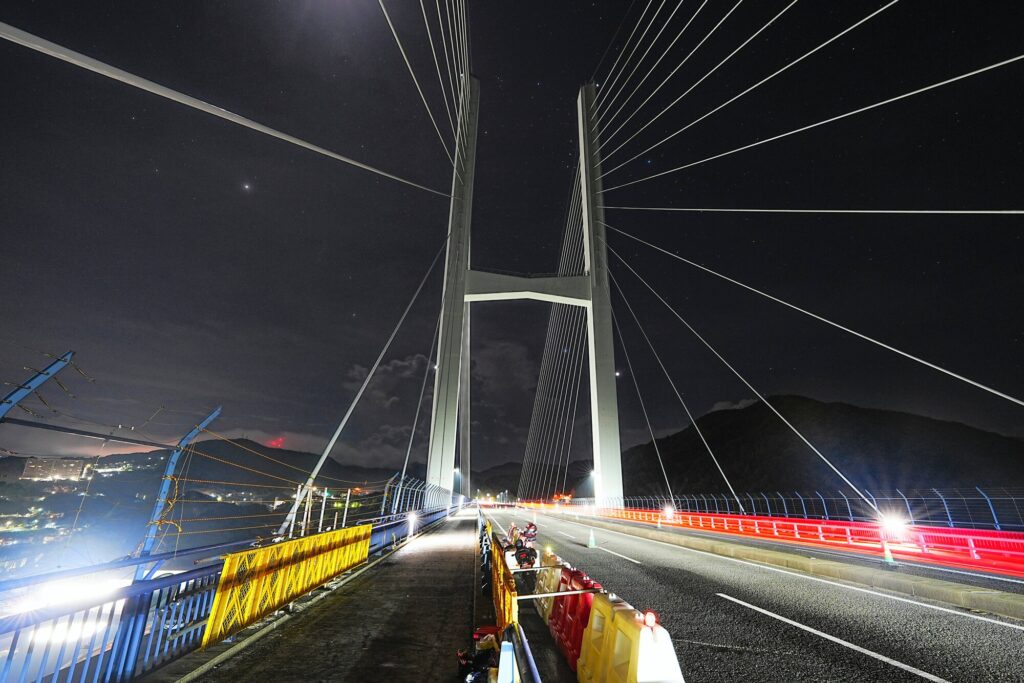 【女神大橋】橋の駐停車禁止場所に無灯火の車か　トレーラー衝突、海へ転落し死亡