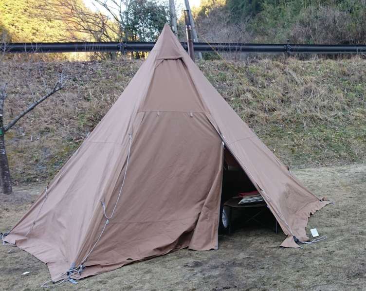 枯れ川に架かる橋の下。テント内から身元不明遺体――通行人から通報、毛布や寝袋も見つかる