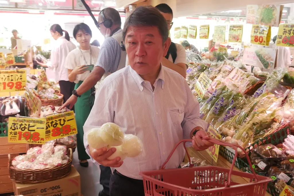 【自民党総裁選】「誰が見ても不自然」茂木前幹事長　高級車で乗りつけ、財布は秘書任せ…スーパー視察で露呈した“庶民感覚とのズレ”