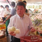 【自民党総裁選】「誰が見ても不自然」茂木前幹事長　高級車で乗りつけ、財布は秘書任せ…スーパー視察で露呈した“庶民感覚とのズレ”