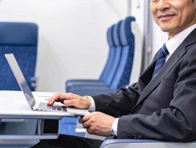 【困惑】新幹線で「成人向け動画を見る」中年男性。「子どもがいるので止めてください」と注意したら…返ってきた“驚きの一言”