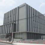 車で信号待ち中に男性がハンマーで殴られる　殴った男は逃走