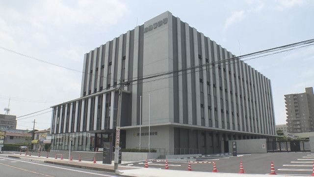 車で信号待ち中に男性がハンマーで殴られる　殴った男は逃走